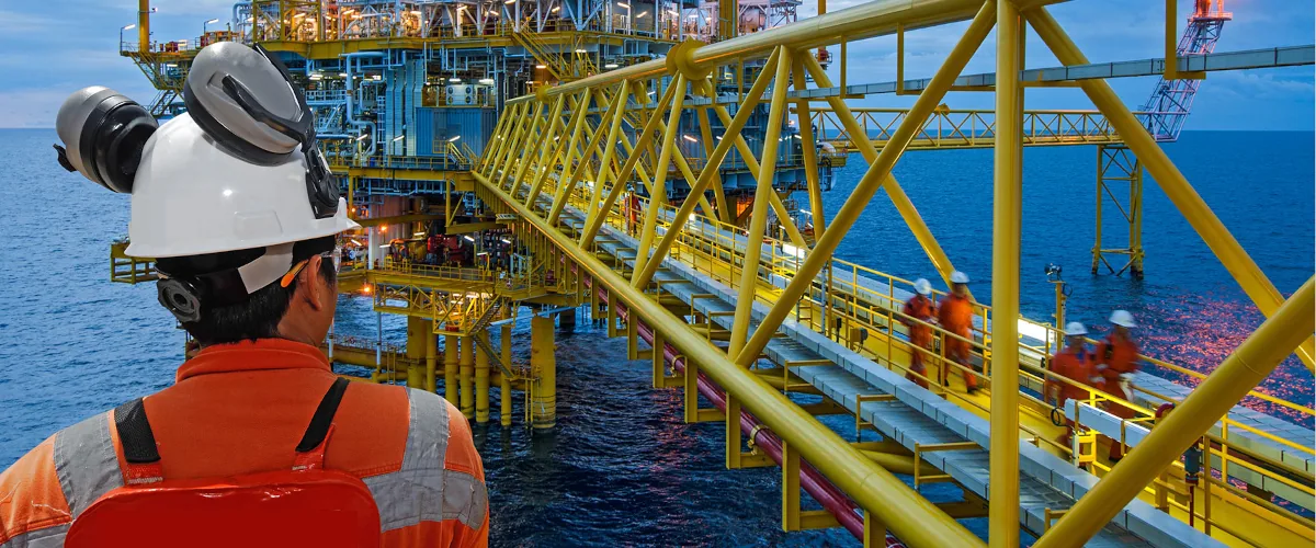 offshore-commissioning-engineer-platform-lowcut inbedrijfsteller offshore kranen